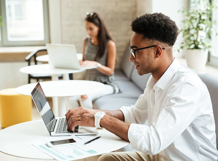 Como é a rotina de trabalho flexível e como ela se relaciona com o espaço de trabalho